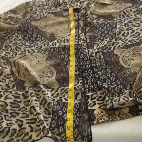 Woman’s Tiger Print Blouse size L color tan and black looks like 2 pc but is 1 - Picture 5 of 9